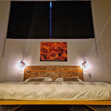 Garage47 Storica Officina Meccanica Loft B&B In ปีเอนซา ภายนอก รูปภาพ