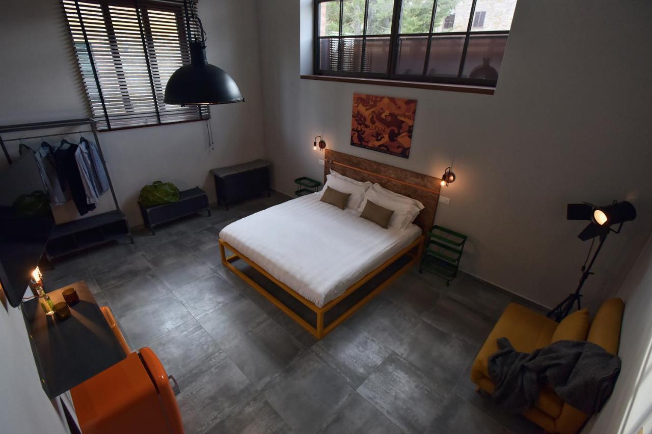 Garage47 Storica Officina Meccanica Loft B&B In ปีเอนซา ภายนอก รูปภาพ
