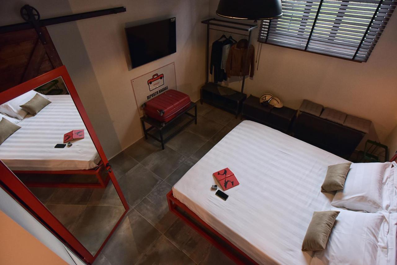 Garage47 Storica Officina Meccanica Loft B&B In ปีเอนซา ภายนอก รูปภาพ