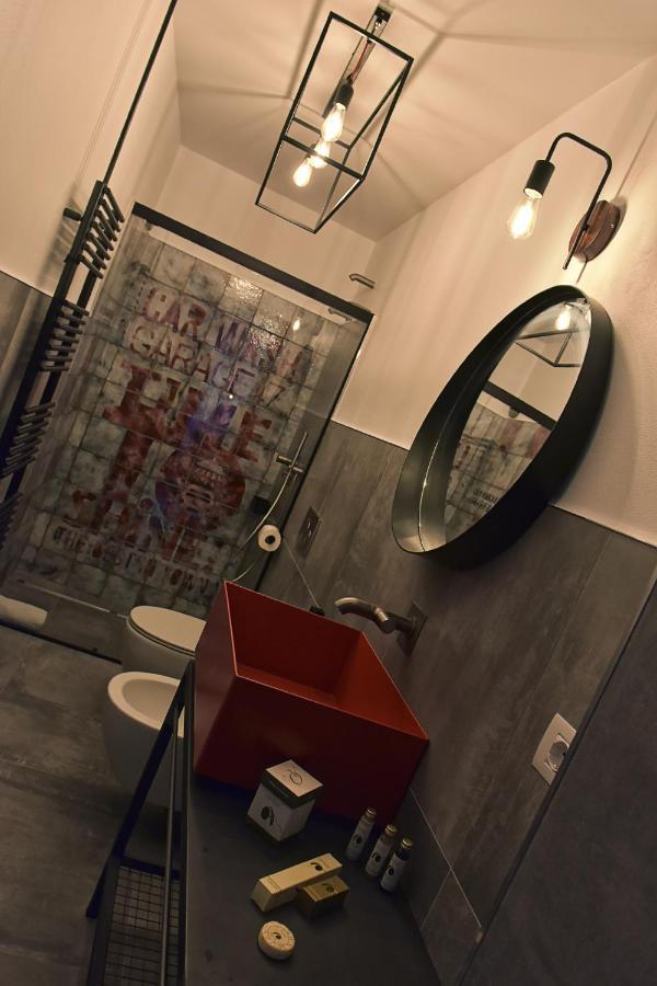 Garage47 Storica Officina Meccanica Loft B&B In ปีเอนซา ภายนอก รูปภาพ