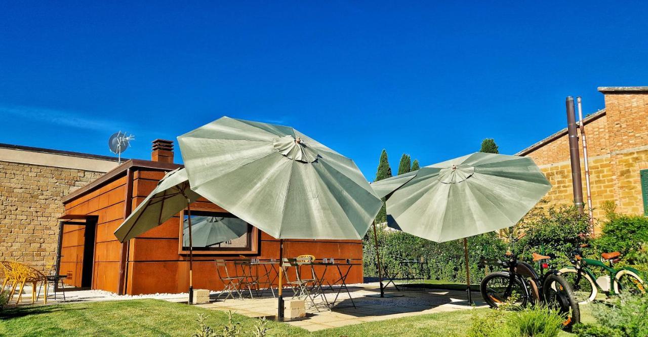 Garage47 Storica Officina Meccanica Loft B&B In ปีเอนซา ภายนอก รูปภาพ