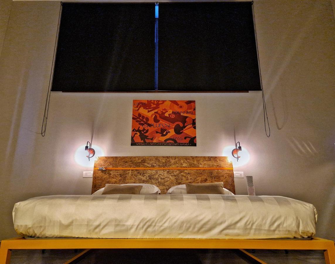 Garage47 Storica Officina Meccanica Loft B&B In ปีเอนซา ภายนอก รูปภาพ