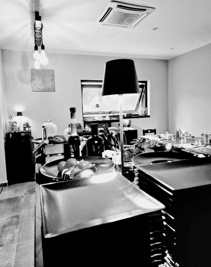 Garage47 Storica Officina Meccanica Loft B&B In ปีเอนซา ภายนอก รูปภาพ