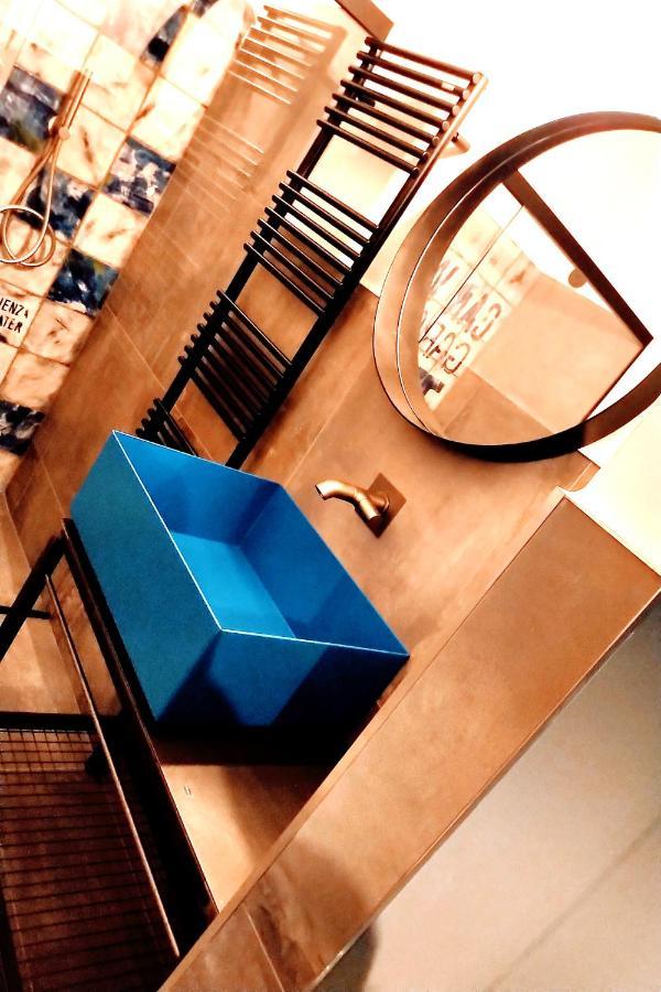 Garage47 Storica Officina Meccanica Loft B&B In ปีเอนซา ภายนอก รูปภาพ