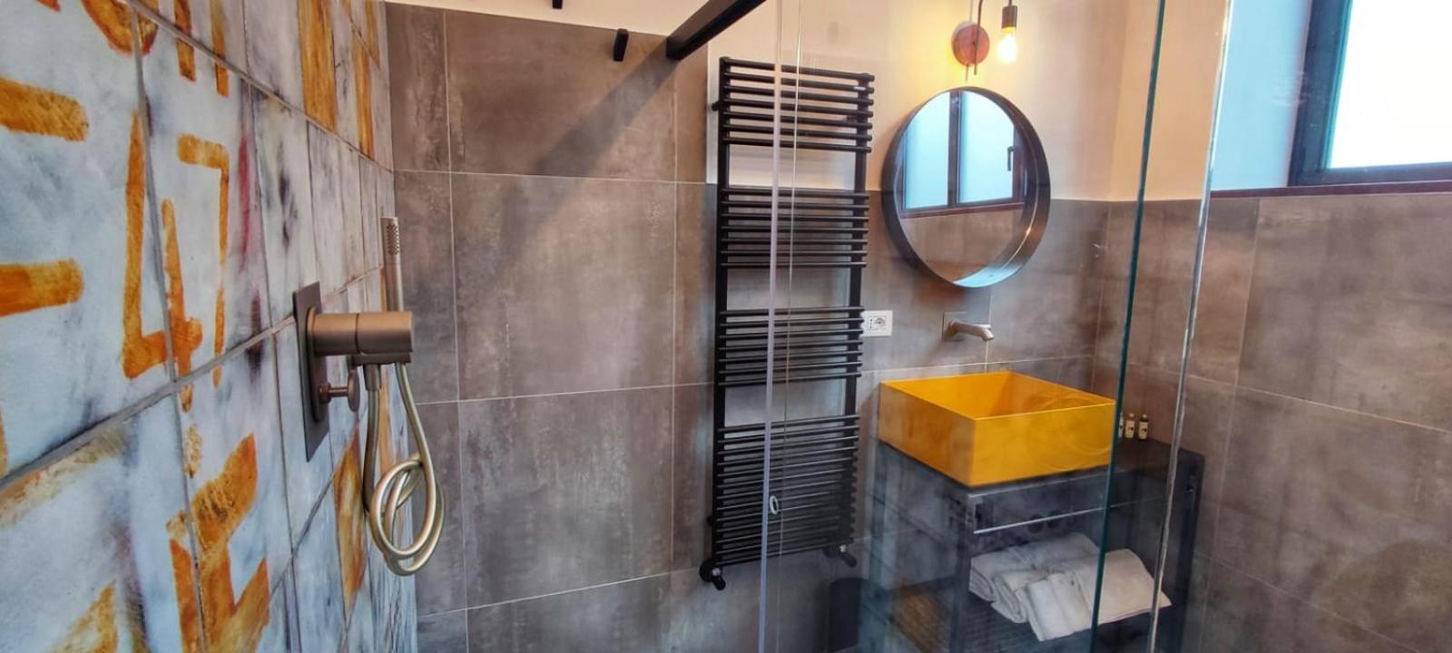 Garage47 Storica Officina Meccanica Loft B&B In ปีเอนซา ภายนอก รูปภาพ